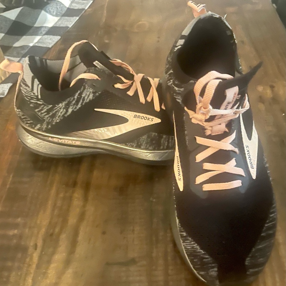 Women's Brooks Levitate Size 10